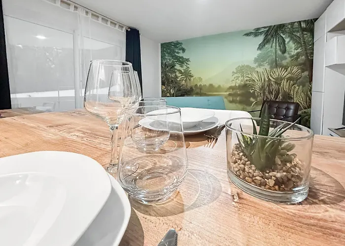 T2 Rénové Avec Balcon Et Parking Privé à 2 Pas Du Port Santa Lucia Saint-Raphaël