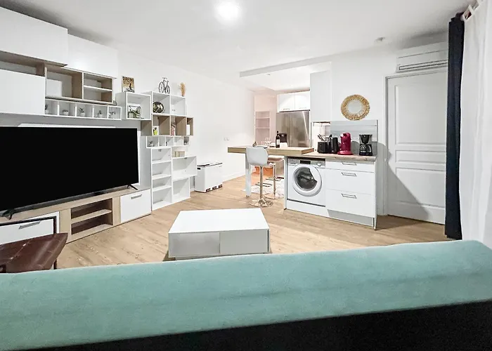 T2 Rénové Avec Balcon Et Parking Privé à 2 Pas Du Port Santa Lucia *