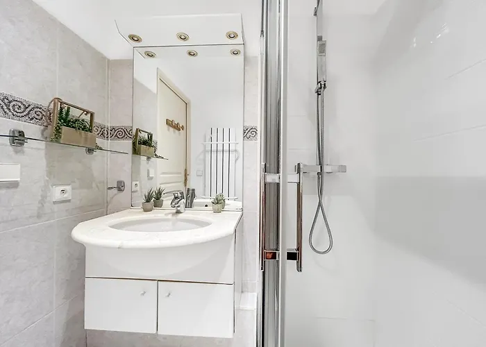 T2 Rénové Avec Balcon Et Parking Privé à 2 Pas Du Port Santa Lucia Saint-Raphaël