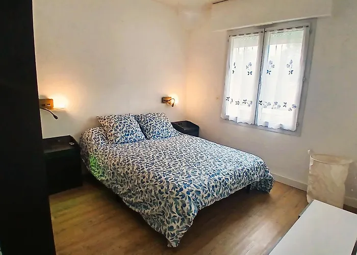 T2 Rénové Avec Balcon Et Parking Privé à 2 Pas Du Port Santa Lucia * Saint-Raphaël