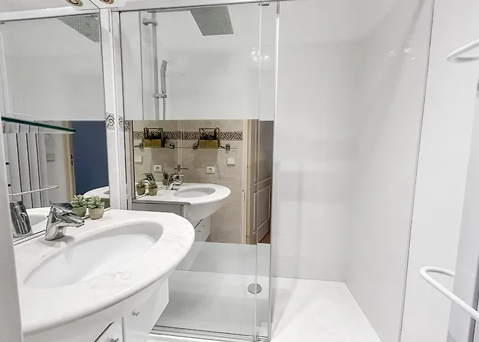 T2 Rénové Avec Balcon Et Parking Privé à 2 Pas Du Port Santa Lucia *