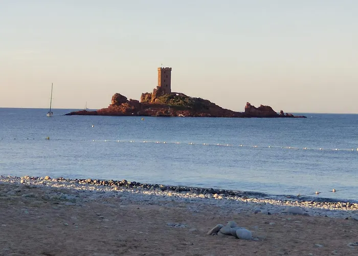 T2 Rénové Avec Balcon Et Parking Privé à 2 Pas Du Port Santa Lucia Apartamento Saint-Raphaël